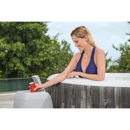 Nő pihen a Bestway Lay-Z-Spa Bahamas AirJet fa hatású, pohártartós pezsgőfürdőben. Nő pihen a Bestway Lay-Z-Spa Bahamas AirJet fa hatású, pohártartós pezsgőfürdőben.