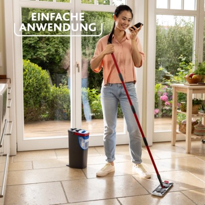 Nő használja a Vileda H2PrO lapos felmosó szettet vödörrel a padló tisztításához. Nő használja a Vileda H2PrO lapos felmosó szettet vödörrel a padló tisztításához.