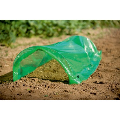 Zöld fólia alagút 1,2 m x 3 m a növények védelmére a kertben. Zöld fólia alagút 1,2 m x 3 m a növények védelmére a kertben.
