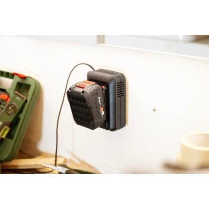 Bosch 18V 4,0 Ah akkumulátor a töltőben. Indítókészlet elektromos szerszámokhoz. Bosch 18V 4,0 Ah akkumulátor a töltőben. Indítókészlet elektromos szerszámokhoz.