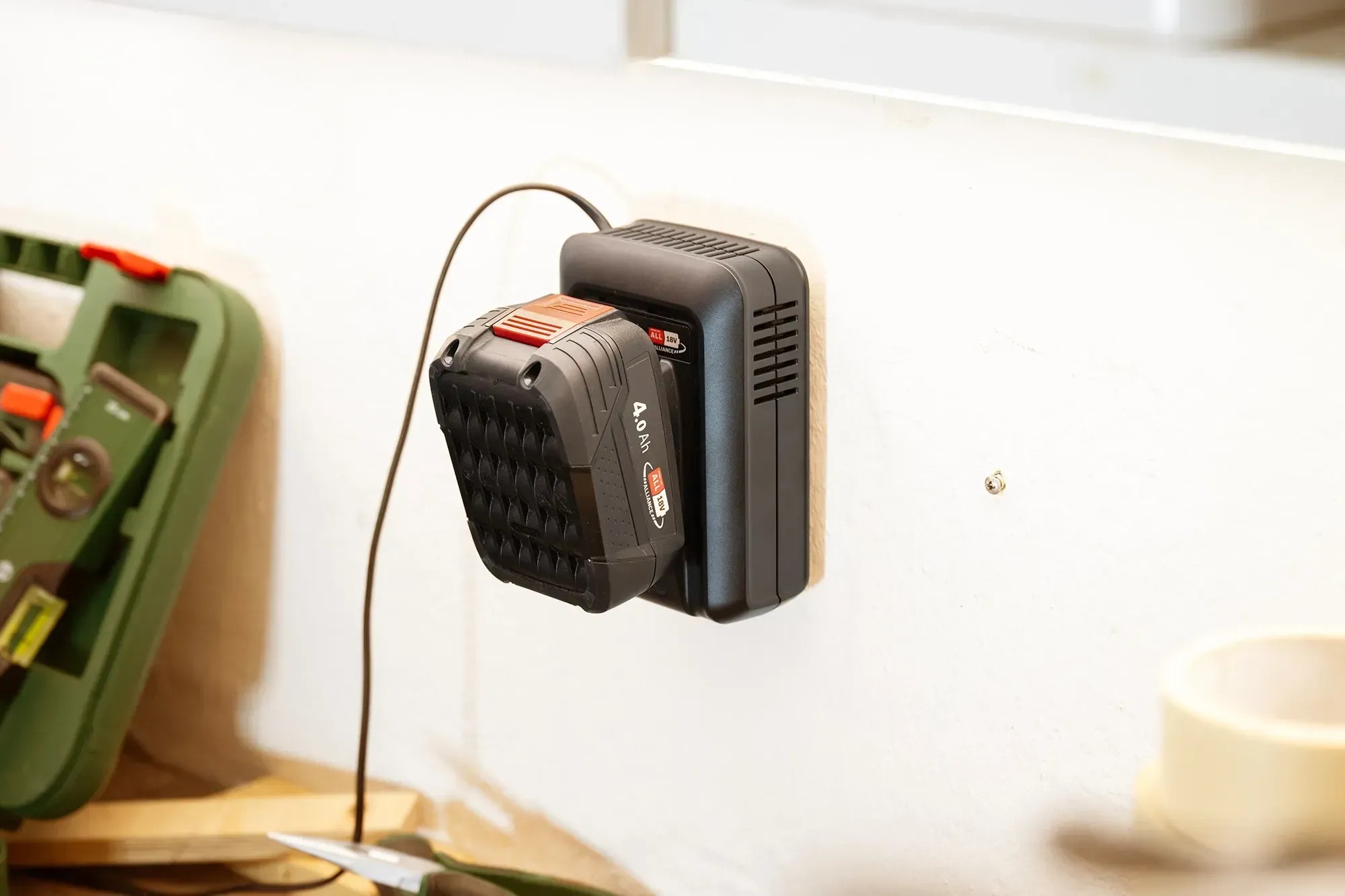 Bosch 18V 4,0 Ah akkumulátor a töltőben. Indítókészlet elektromos szerszámokhoz. Bosch 18V 4,0 Ah akkumulátor a töltőben. Indítókészlet elektromos szerszámokhoz.
