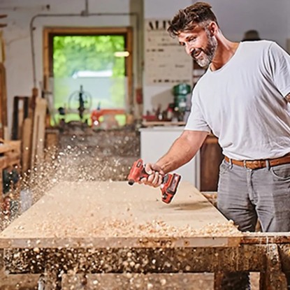 Einhell Power X-Change CE-AP 18 Li-Solo akkus légpumpa forgácsot fúj a műhelyben. Einhell Power X-Change CE-AP 18 Li-Solo akkus légpumpa forgácsot fúj a műhelyben.