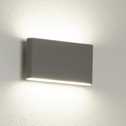 Modern szürke LED kültéri fali lámpa hangulatos világításhoz. Modern szürke LED kültéri fali lámpa hangulatos világításhoz.