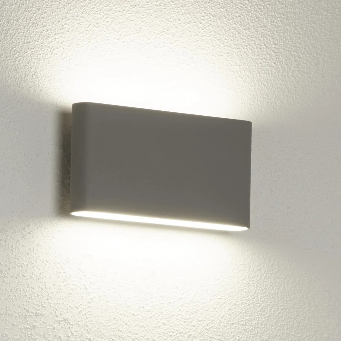 Modern szürke LED kültéri fali lámpa hangulatos világításhoz. Modern szürke LED kültéri fali lámpa hangulatos világításhoz.