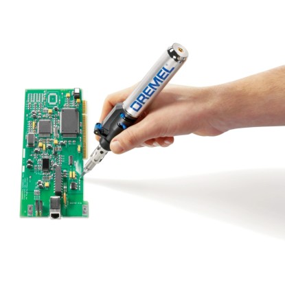 Dremel VersaTip forrasztópáka működés közben: Kéz forraszt áramköri lapot miniatűr szerszámmal. Dremel VersaTip forrasztópáka működés közben: Kéz forraszt áramköri lapot miniatűr szerszámmal.