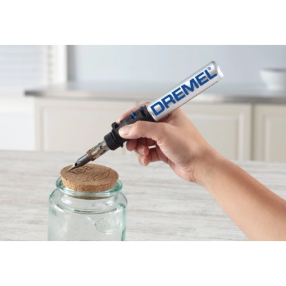 Dremel VersaTip forrasztópáka használat közben pirográfiához egy üvegtartály parafa dugóján. Dremel VersaTip forrasztópáka használat közben pirográfiához egy üvegtartály parafa dugóján.