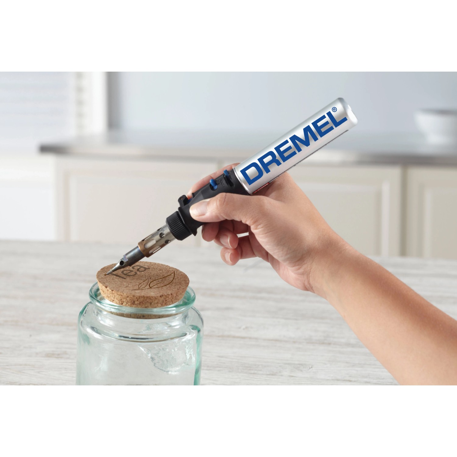 Dremel VersaTip forrasztópáka használat közben pirográfiához egy üvegtartály parafa dugóján. Dremel VersaTip forrasztópáka használat közben pirográfiához egy üvegtartály parafa dugóján.