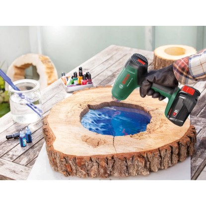 Bosch EasyHeat 18V-500 akkus hőlégfúvó egy fadarabon dolgozik epoxigyantával. Bosch EasyHeat 18V-500 akkus hőlégfúvó egy fadarabon dolgozik epoxigyantával.