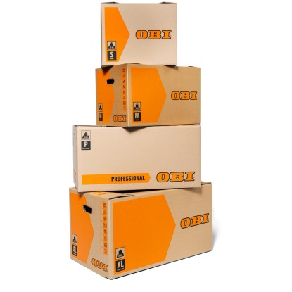 Egymásra rakott OBI költöző dobozok különböző méretekben (S, M, L, XL) OBI logóval. Egymásra rakott OBI költöző dobozok különböző méretekben (S, M, L, XL) OBI logóval.