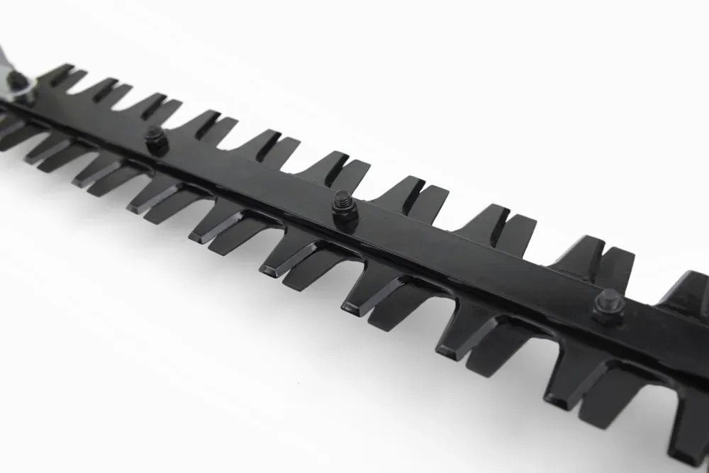 A Stiga MT 330 multifunkciós szerszám sövénynyíró tartozékának pengéjének közeli képe. A Stiga MT 330 multifunkciós szerszám sövénynyíró tartozékának pengéjének közeli képe.