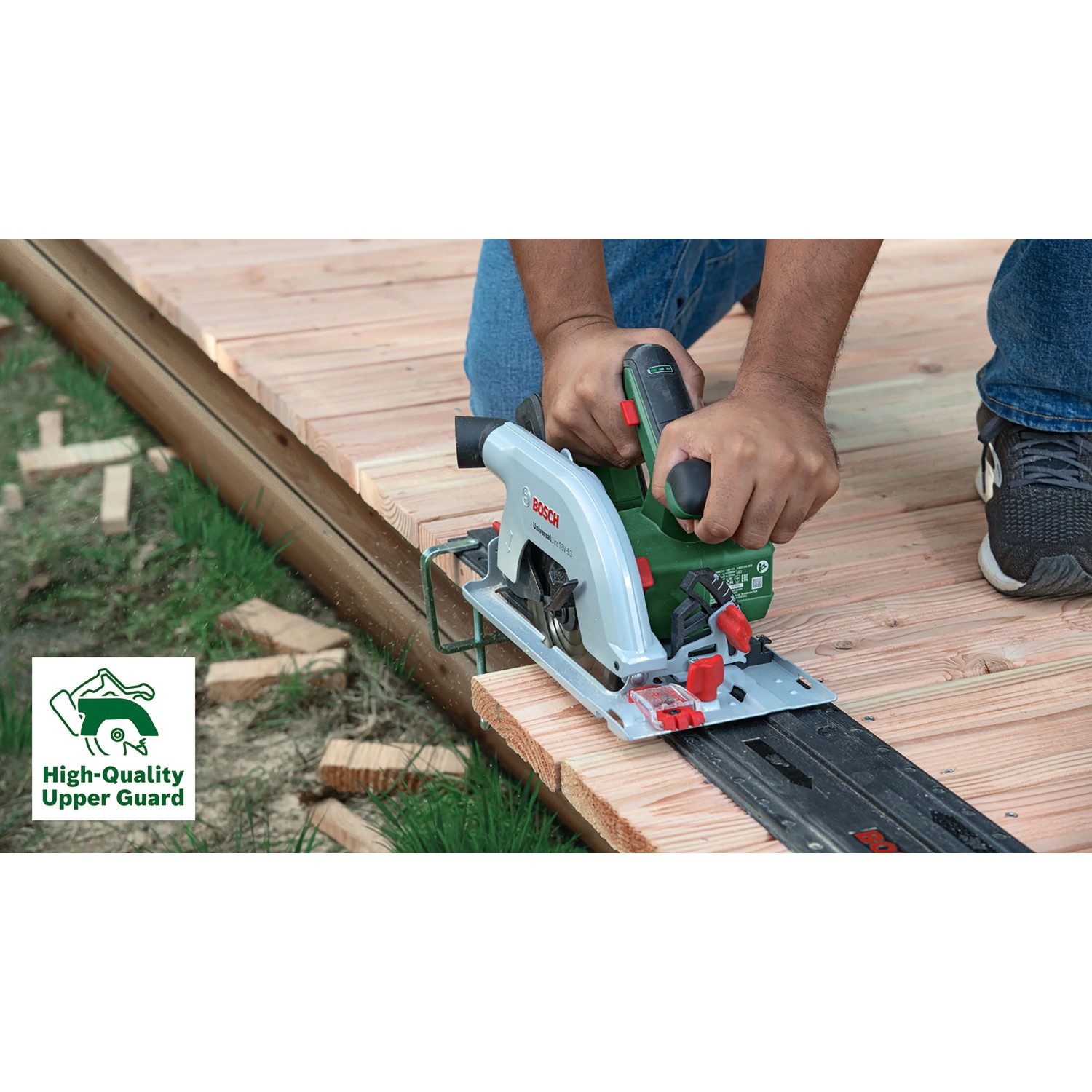 Bosch UniversalCirc 18V-53 akkus körfűrész fát vág. Pontos vágások famegmunkáláshoz. Bosch UniversalCirc 18V-53 akkus körfűrész fát vág. Pontos vágások famegmunkáláshoz.