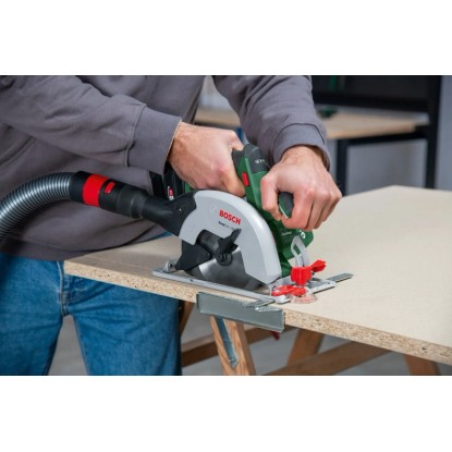 Bosch EasyCirc 18V-48 akkus kézi körfűrész használat közben porelszívással fafűrészelés közben. Bosch EasyCirc 18V-48 akkus kézi körfűrész használat közben porelszívással fafűrészelés közben.