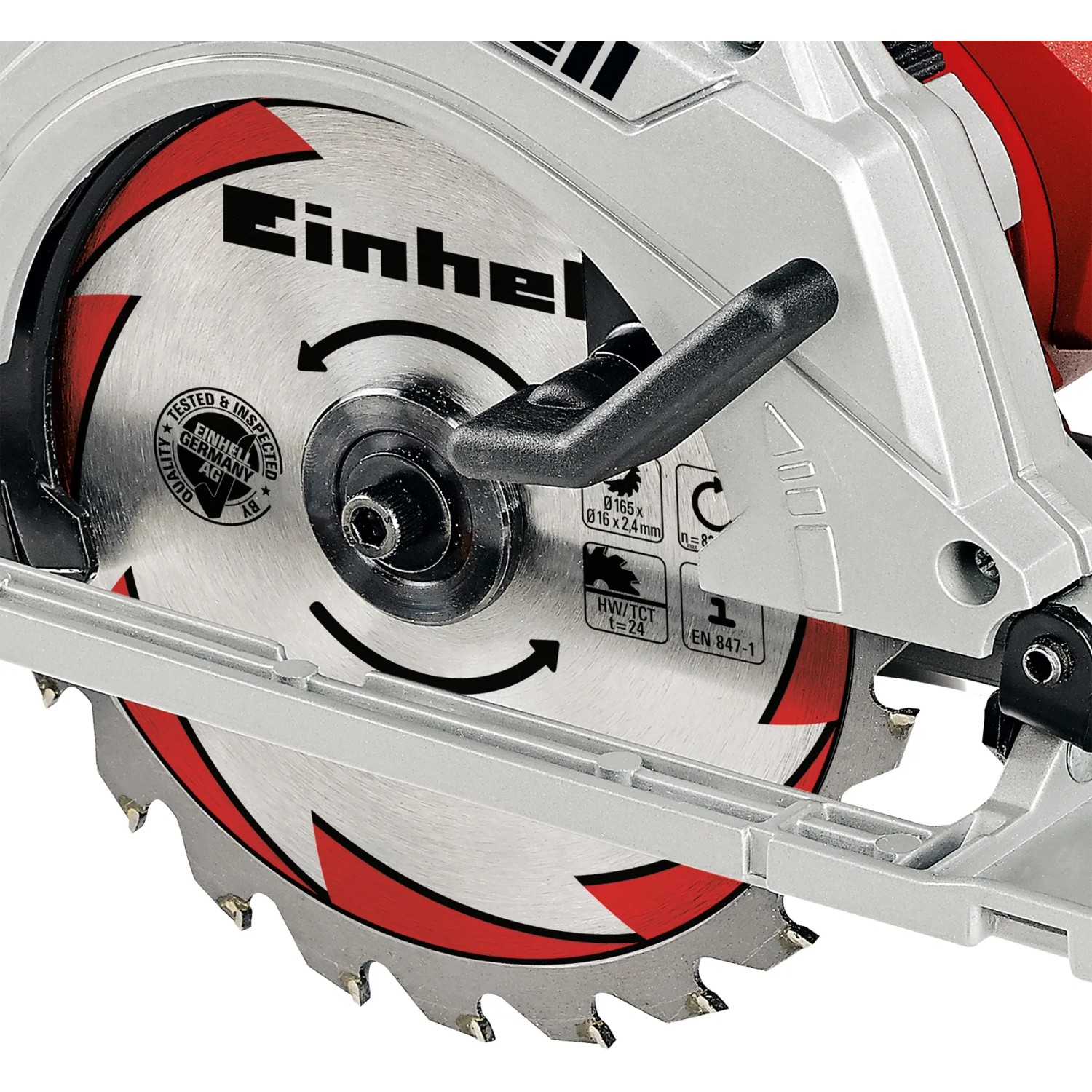 Közelkép: Einhell TE-CS 165 kézi körfűrész fűrészlappal és piros díszítéssel. Közelkép: Einhell TE-CS 165 kézi körfűrész fűrészlappal és piros díszítéssel.