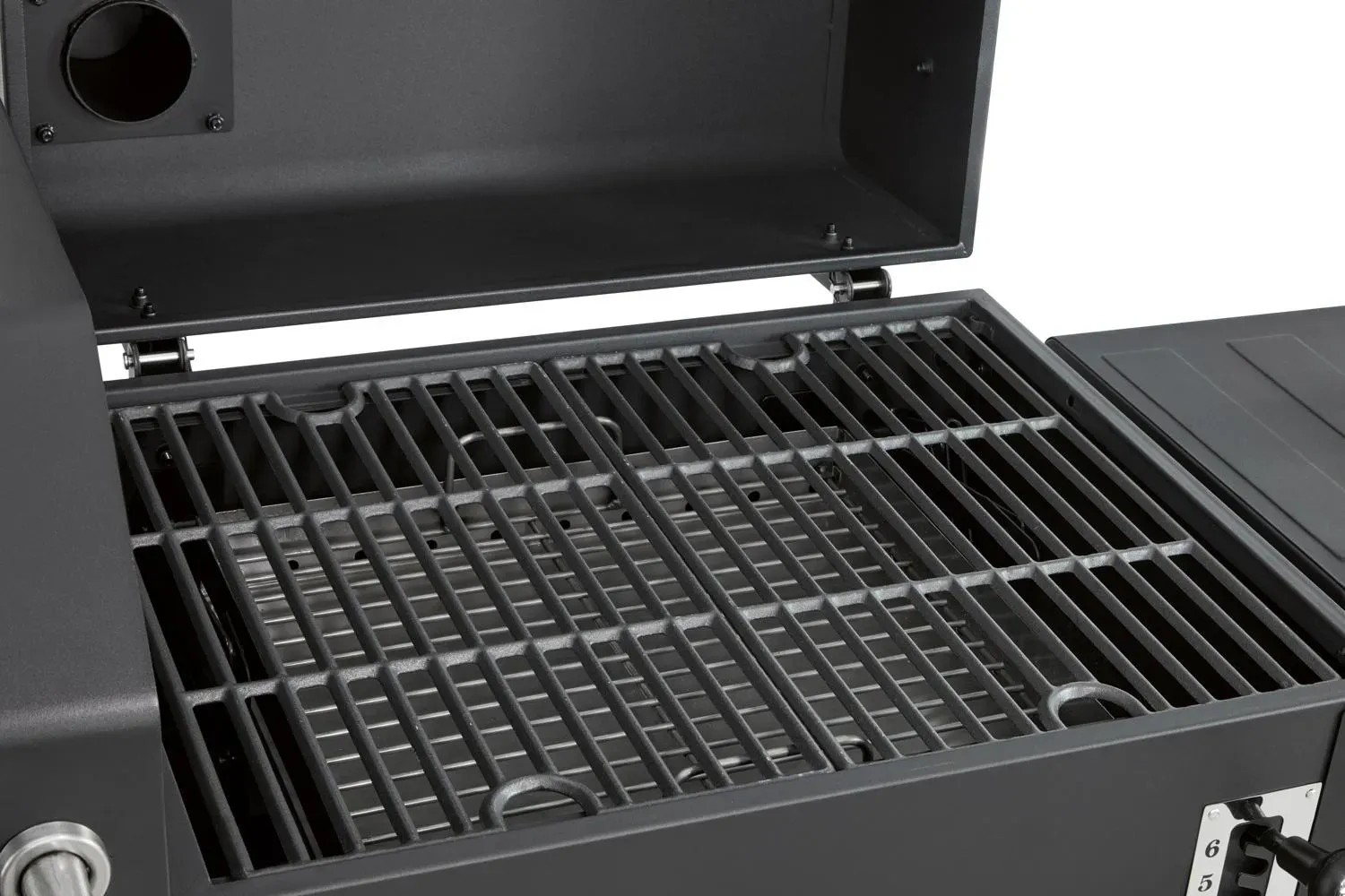 Közelkép egy kombinált grillrácsáról. Fém grillrács. Közelkép egy kombinált grillrácsáról. Fém grillrács.