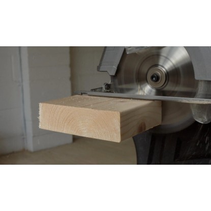 Ryobi R18CS-0 akkus körfűrész fa vágás közben. Ryobi R18CS-0 akkus körfűrész fa vágás közben.