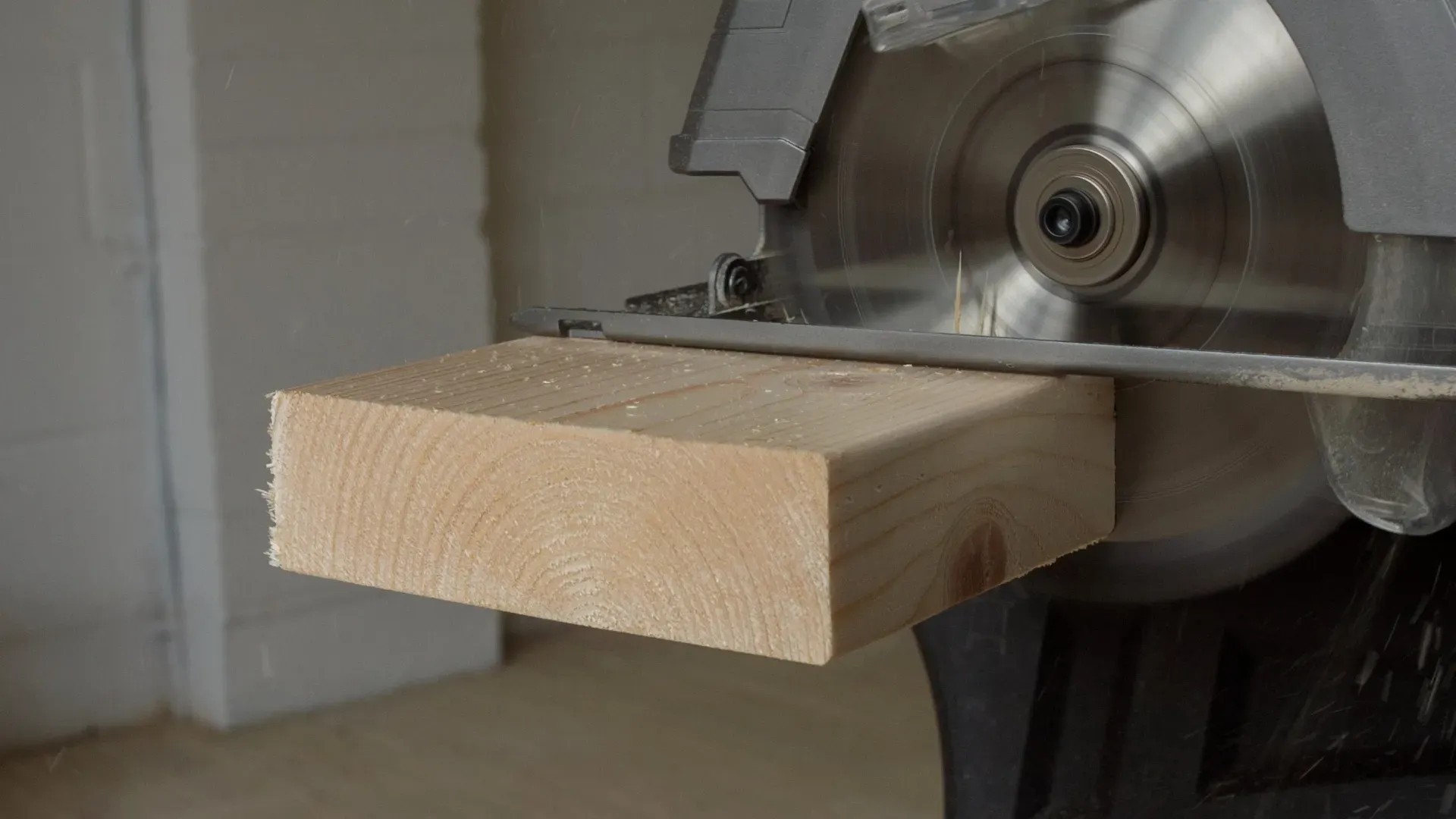 Ryobi R18CS-0 akkus körfűrész fa vágás közben. Ryobi R18CS-0 akkus körfűrész fa vágás közben.