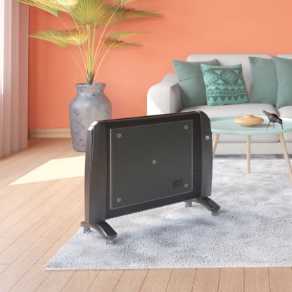 Fekete Harstad 1500 W-os hősugárzó fűtőtest szőnyeggel és kanapéval a nappaliban. Fekete Harstad 1500 W-os hősugárzó fűtőtest szőnyeggel és kanapéval a nappaliban.