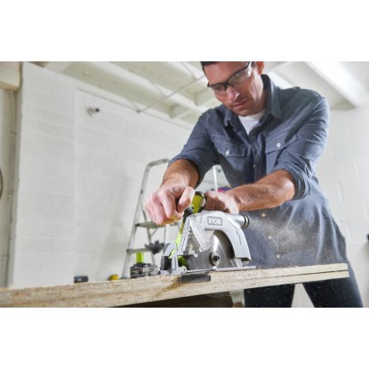 Ryobi R18CS-0 akkus körfűrész fa vágás közben. 18V fűrész 165 mm-es fűrészlappal. Ryobi R18CS-0 akkus körfűrész fa vágás közben. 18V fűrész 165 mm-es fűrészlappal.