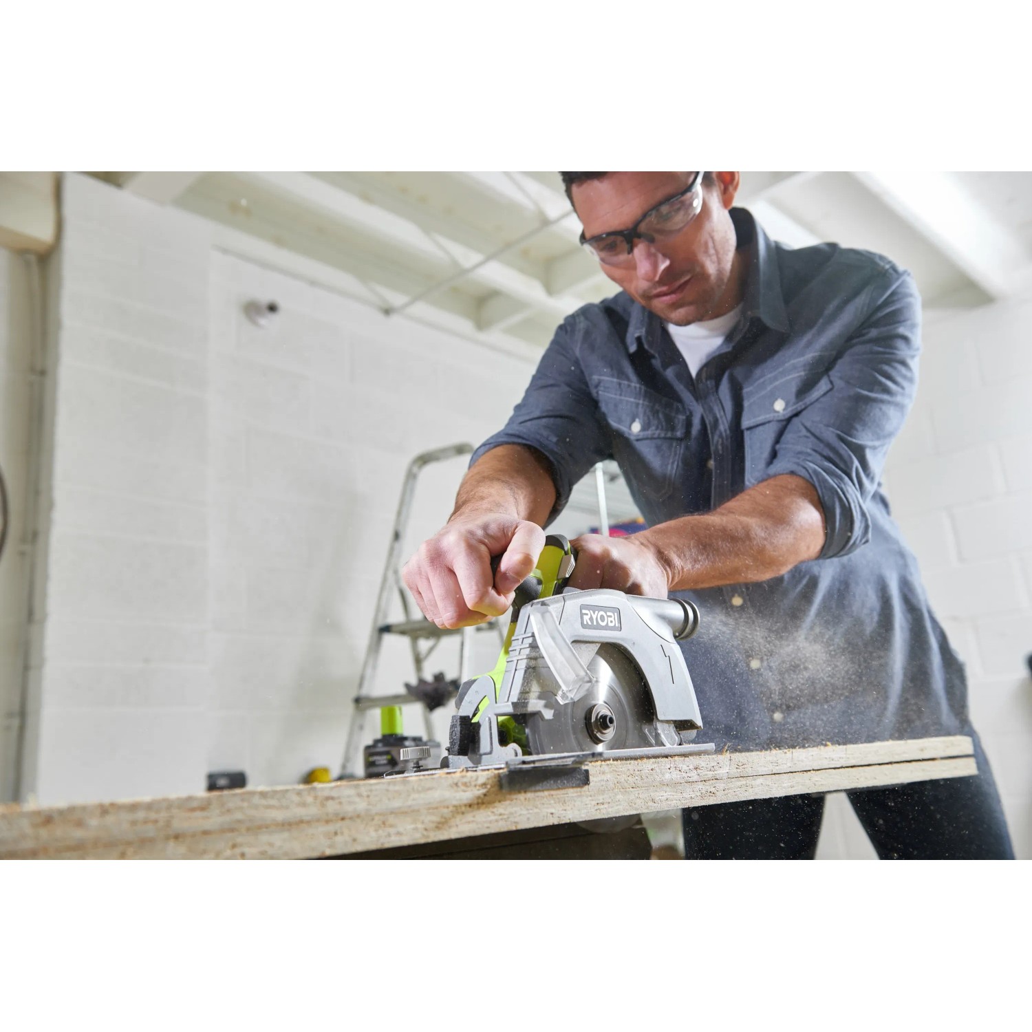 Ryobi R18CS-0 akkus körfűrész fa vágás közben. 18V fűrész 165 mm-es fűrészlappal. Ryobi R18CS-0 akkus körfűrész fa vágás közben. 18V fűrész 165 mm-es fűrészlappal.