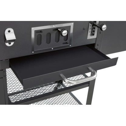 Kombinált grill részletgazdag képe polccal és vezérlőkkel. Kombinált grill részletgazdag képe polccal és vezérlőkkel.