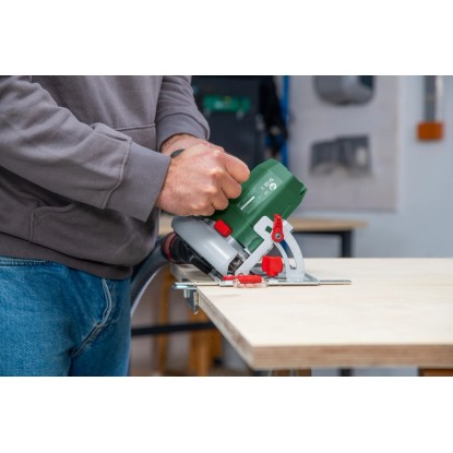 Bosch EasyCirc 18V-48 akkus kézi körfűrész használat közben, fa vágásakor. Bosch EasyCirc 18V-48 akkus kézi körfűrész használat közben, fa vágásakor.