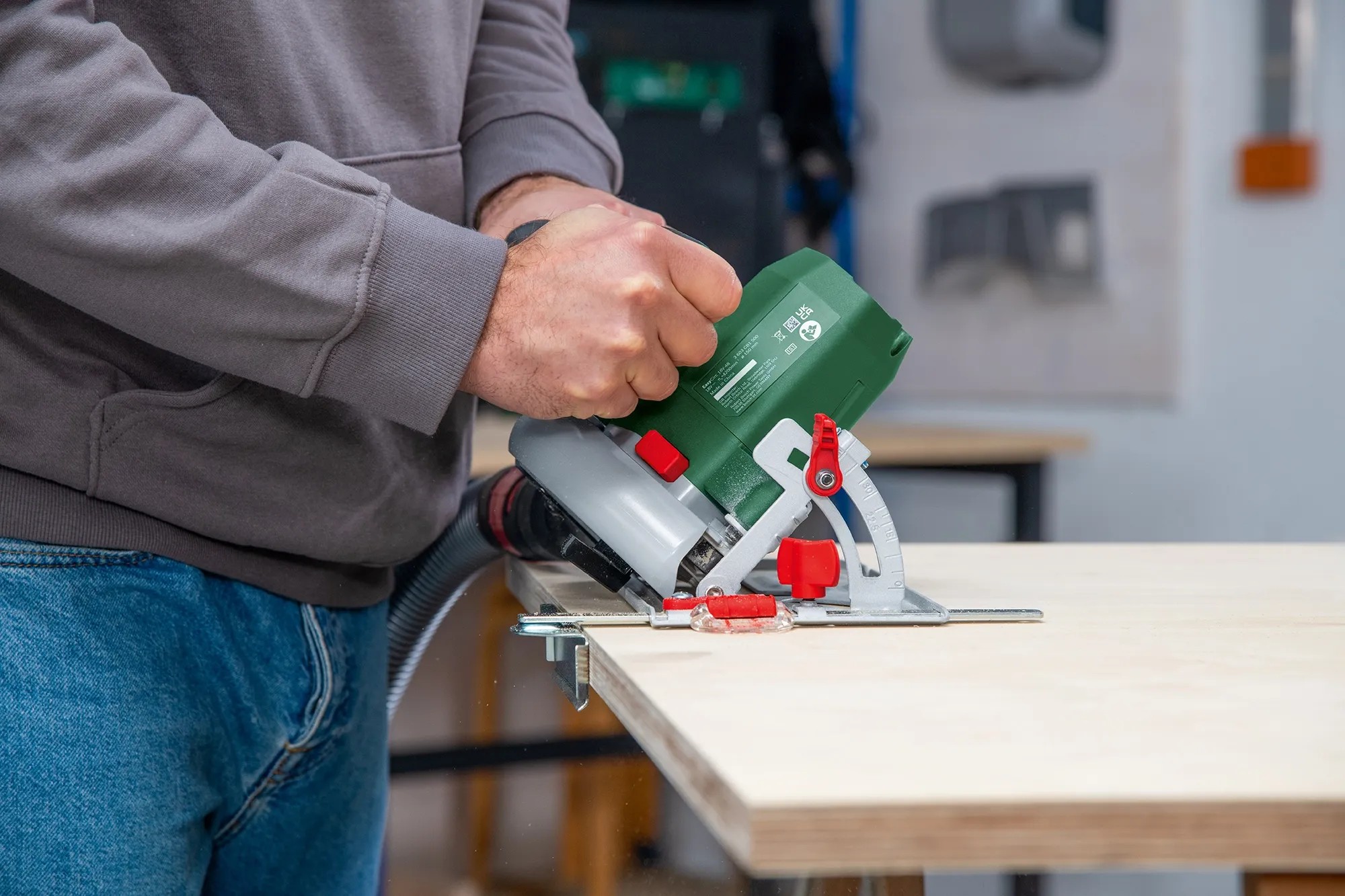 Bosch EasyCirc 18V-48 akkus kézi körfűrész használat közben, fa vágásakor. Bosch EasyCirc 18V-48 akkus kézi körfűrész használat közben, fa vágásakor.