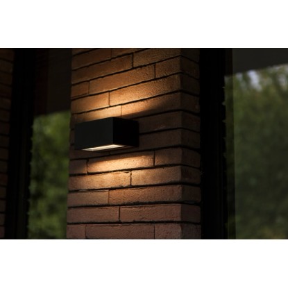 Fekete LED kültéri fali lámpa téglafalon. Fekete LED kültéri fali lámpa téglafalon.