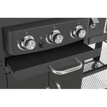 Közelkép egy fekete kombinált grillről fiókkal és vezérlőgombokkal. Közelkép egy fekete kombinált grillről fiókkal és vezérlőgombokkal.
