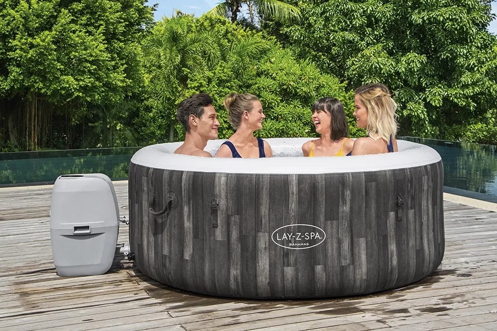 Bestway Lay-Z-Spa Bahamas AirJet felfújható pezsgőfürdő 4 emberrel a kertben. Bestway Lay-Z-Spa Bahamas AirJet felfújható pezsgőfürdő 4 emberrel a kertben.