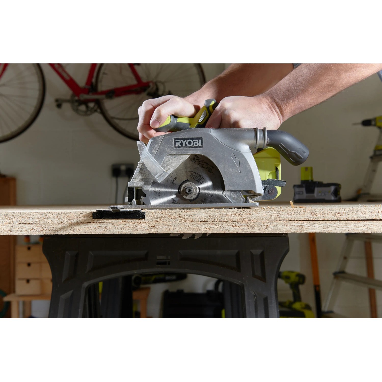 Ryobi R18CS-0 akkus kézi körfűrész fa vágás közben. Ryobi R18CS-0 akkus kézi körfűrész fa vágás közben.