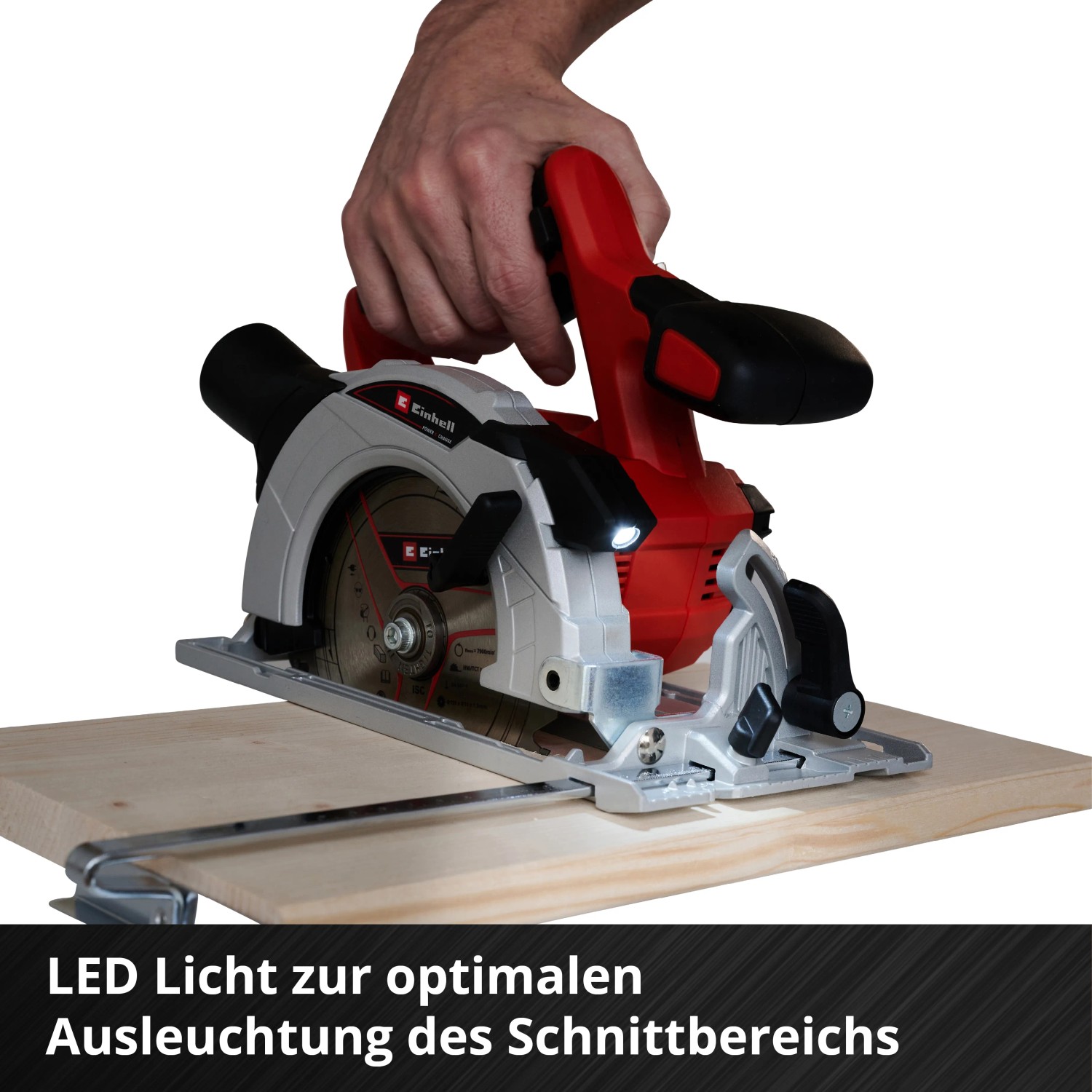 Einhell Power X-Change TE-CS 18/150 Li Solo akkus kézi körfűrész fa vágás közben LED világítással. Einhell Power X-Change TE-CS 18/150 Li Solo akkus kézi körfűrész fa vágás közben LED világítással.