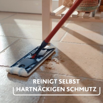 Vileda H2PrO lapos felmosó használat közben: Tisztítja a csempéket a szennyeződésektől. Ideális padlótisztításhoz. Vileda H2PrO lapos felmosó használat közben: Tisztítja a csempéket a szennyeződésektől. Ideális padlótisztításhoz.