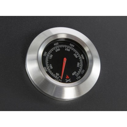 Közelkép egy kombinált grill hőmérőjéről. Hőmérséklet kijelzés Fahrenheitben. Közelkép egy kombinált grill hőmérőjéről. Hőmérséklet kijelzés Fahrenheitben.