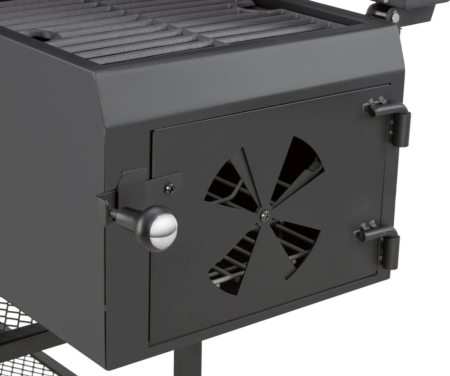 Közelkép egy fekete kombinált grillről ajtóval és szellőzőnyílásokkal. Közelkép egy fekete kombinált grillről ajtóval és szellőzőnyílásokkal.