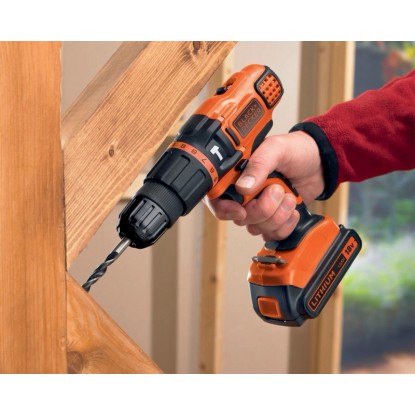 Black+Decker BDCH188N Solo akkus ütvefúró-csavarozó fúrás közben fába. Black+Decker BDCH188N Solo akkus ütvefúró-csavarozó fúrás közben fába.