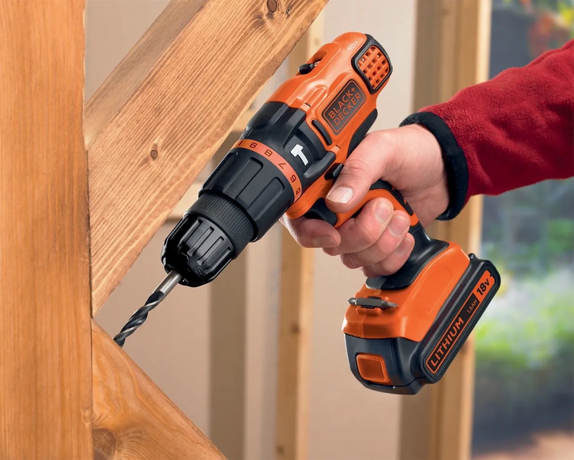 Black+Decker BDCH188N Solo akkus ütvefúró-csavarozó fúrás közben fába. Black+Decker BDCH188N Solo akkus ütvefúró-csavarozó fúrás közben fába.