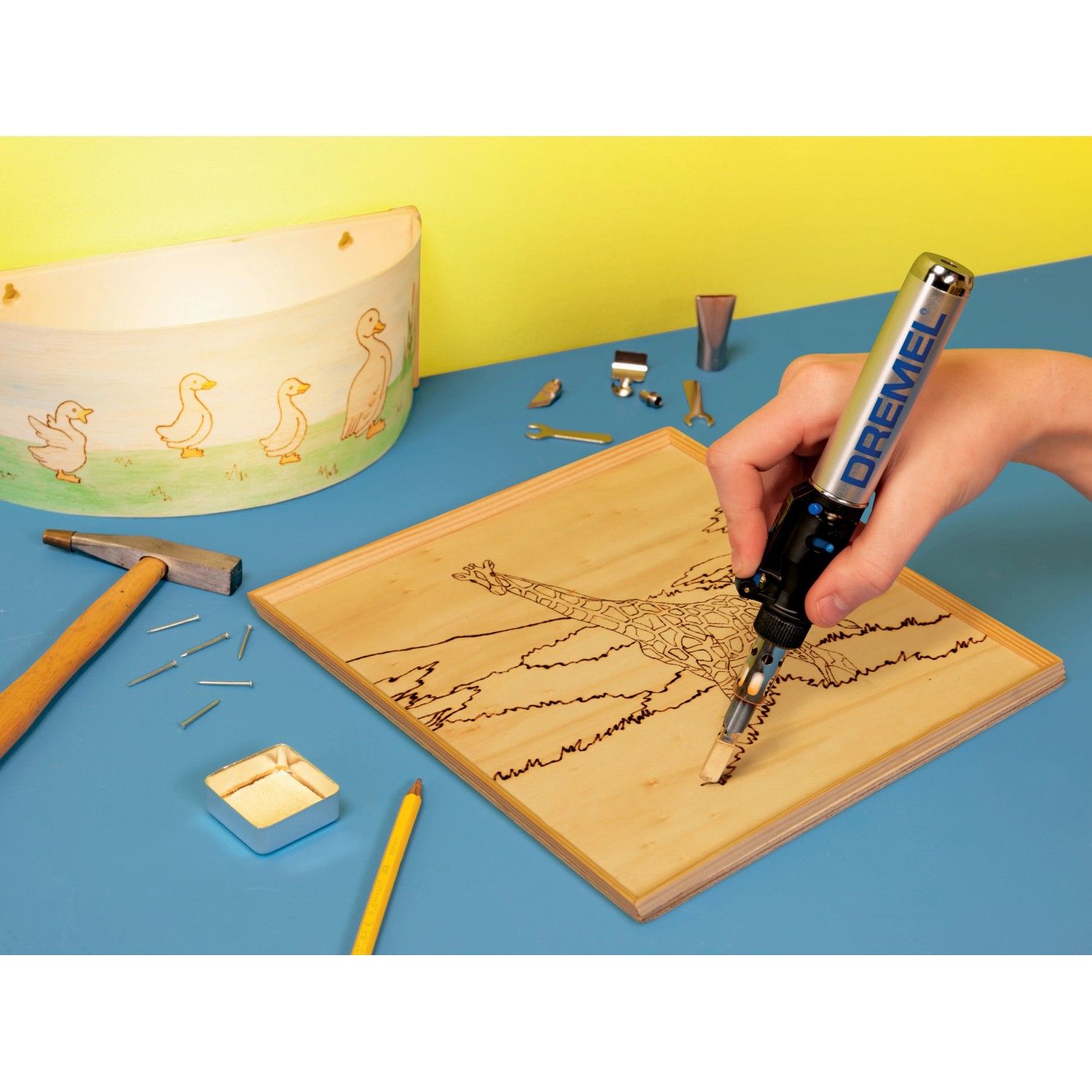 Dremel VersaTip forrasztópáka, amivel egy zsiráfot égetnek a fába. Dremel VersaTip forrasztópáka, amivel egy zsiráfot égetnek a fába.