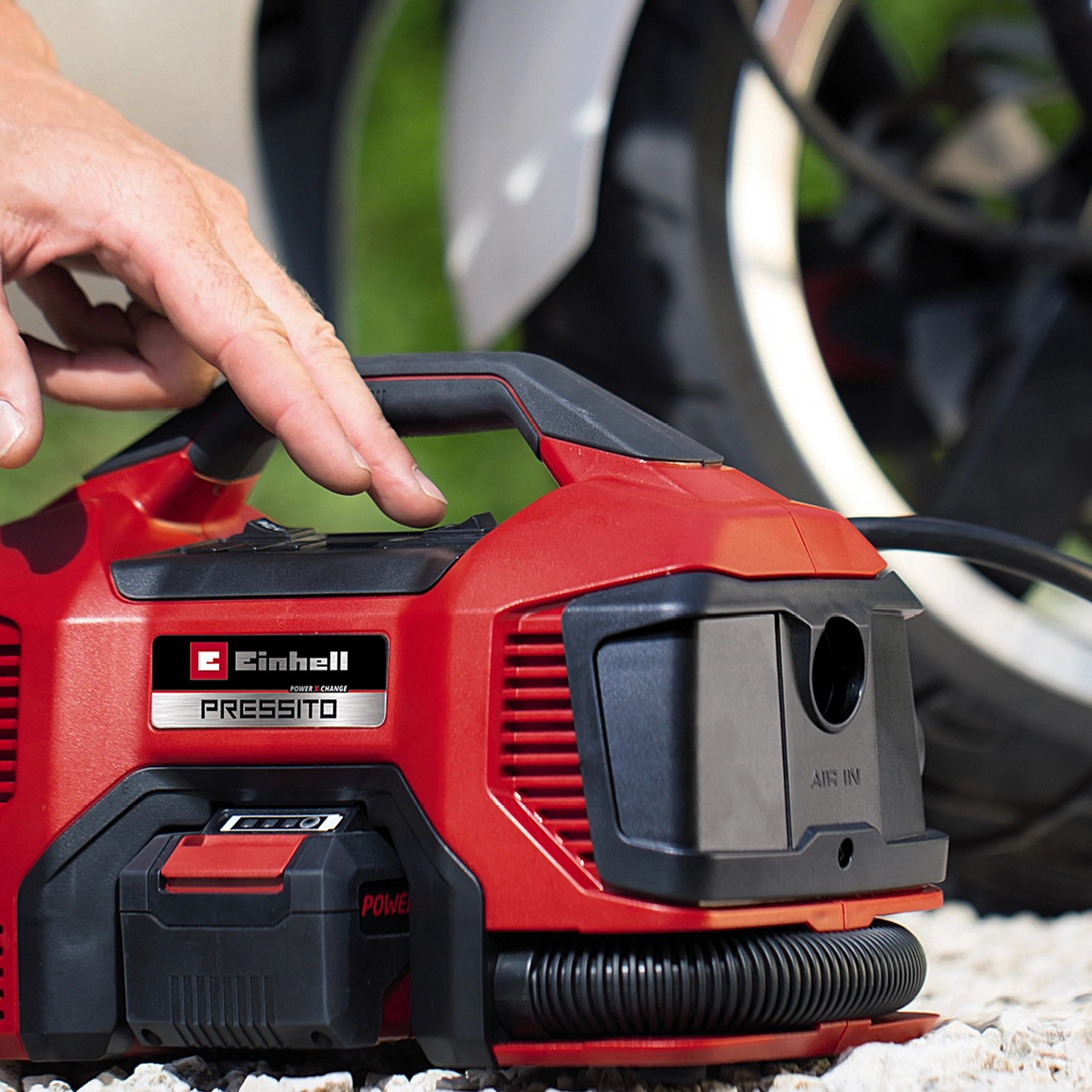 Einhell Power X-Change Pressito 18/21 akkus légpumpa motorkerékpár gumi előtt. Mobil kompresszor autó- és kerékpárgumikhoz. Einhell Power X-Change Pressito 18/21 akkus légpumpa motorkerékpár gumi előtt. Mobil kompresszor autó- és kerékpárgumikhoz.