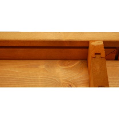 A Gaspo Classic magaságyás 130x80 méz színű részlete, a fa szerkezetére és a dugaszolható rendszerre fókuszálva. A Gaspo Classic magaságyás 130x80 méz színű részlete, a fa szerkezetére és a dugaszolható rendszerre fókuszálva.