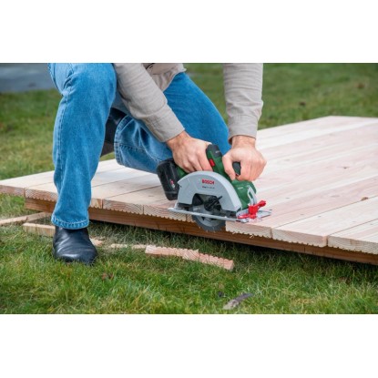 Bosch EasyCirc 18V-48 akkus kézi körfűrész használat közben, fa vágásakor. Bosch EasyCirc 18V-48 akkus kézi körfűrész használat közben, fa vágásakor.