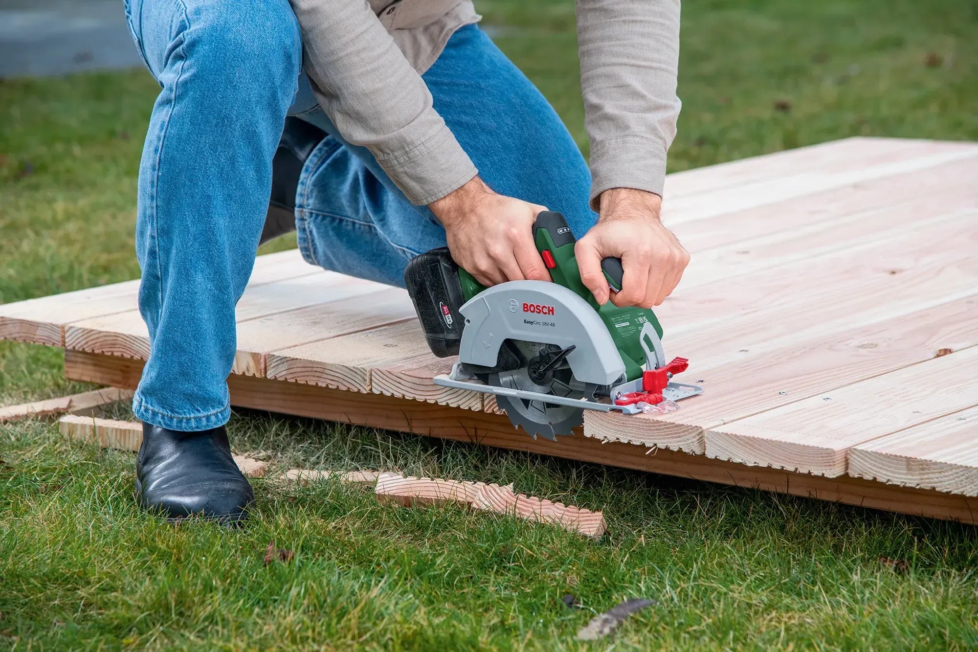 Bosch EasyCirc 18V-48 akkus kézi körfűrész használat közben, fa vágásakor. Bosch EasyCirc 18V-48 akkus kézi körfűrész használat közben, fa vágásakor.