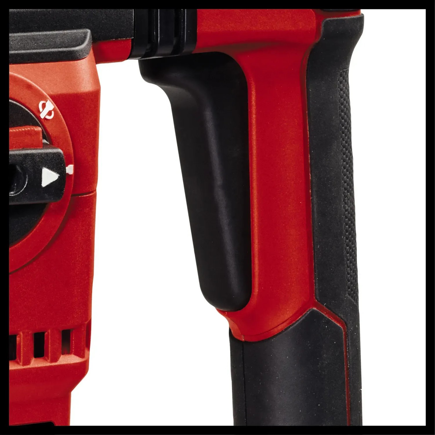 Közelkép a piros Einhell TE-RH 32-1600 4F fúrókalapácsról fekete fogantyúval. Közelkép a piros Einhell TE-RH 32-1600 4F fúrókalapácsról fekete fogantyúval.