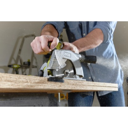 Ryobi R18CS-0 akkus kézi körfűrész fa vágás közben. Ryobi R18CS-0 akkus kézi körfűrész fa vágás közben.
