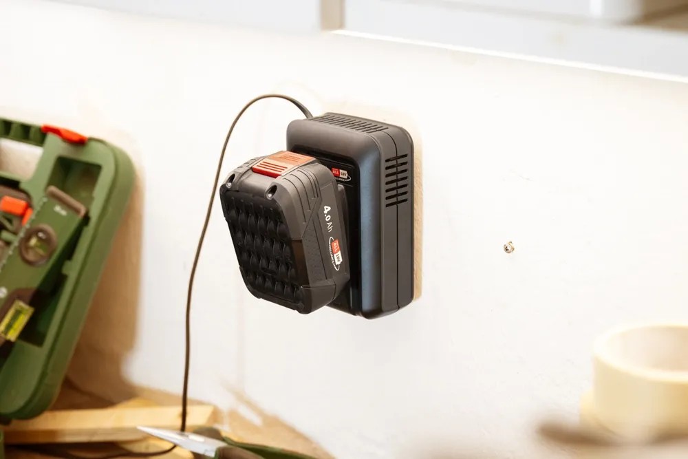 Bosch 18V 4,0 Ah akkumulátor a töltőben. Indítókészlet elektromos szerszámokhoz. Bosch 18V 4,0 Ah akkumulátor a töltőben. Indítókészlet elektromos szerszámokhoz.