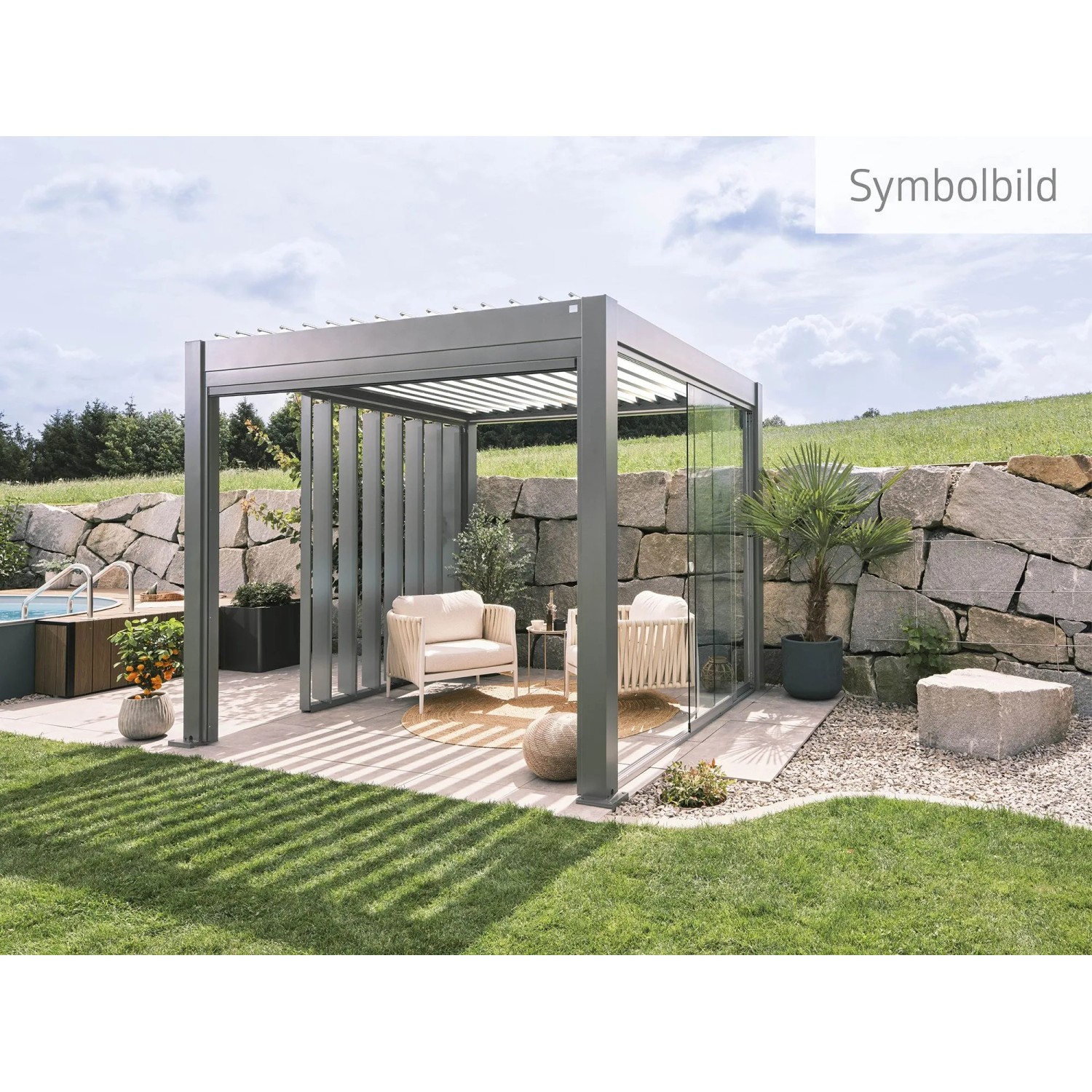 Modern Biohort pergola 4,5 x 3,5 m kvarc fehér színben, lamellás tetővel és ülőgarnitúrával a kertben. Modern Biohort pergola 4,5 x 3,5 m kvarc fehér színben, lamellás tetővel és ülőgarnitúrával a kertben.