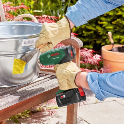 Bosch EasyHeat 18V-500 akkus hőlégfúvó egy címkét távolít el a kertben. Bosch EasyHeat 18V-500 akkus hőlégfúvó egy címkét távolít el a kertben.