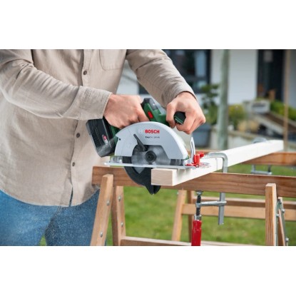 Bosch EasyCirc 18V-48 akkus kézi körfűrész használat közben, fa vágásakor. Bosch EasyCirc 18V-48 akkus kézi körfűrész használat közben, fa vágásakor.