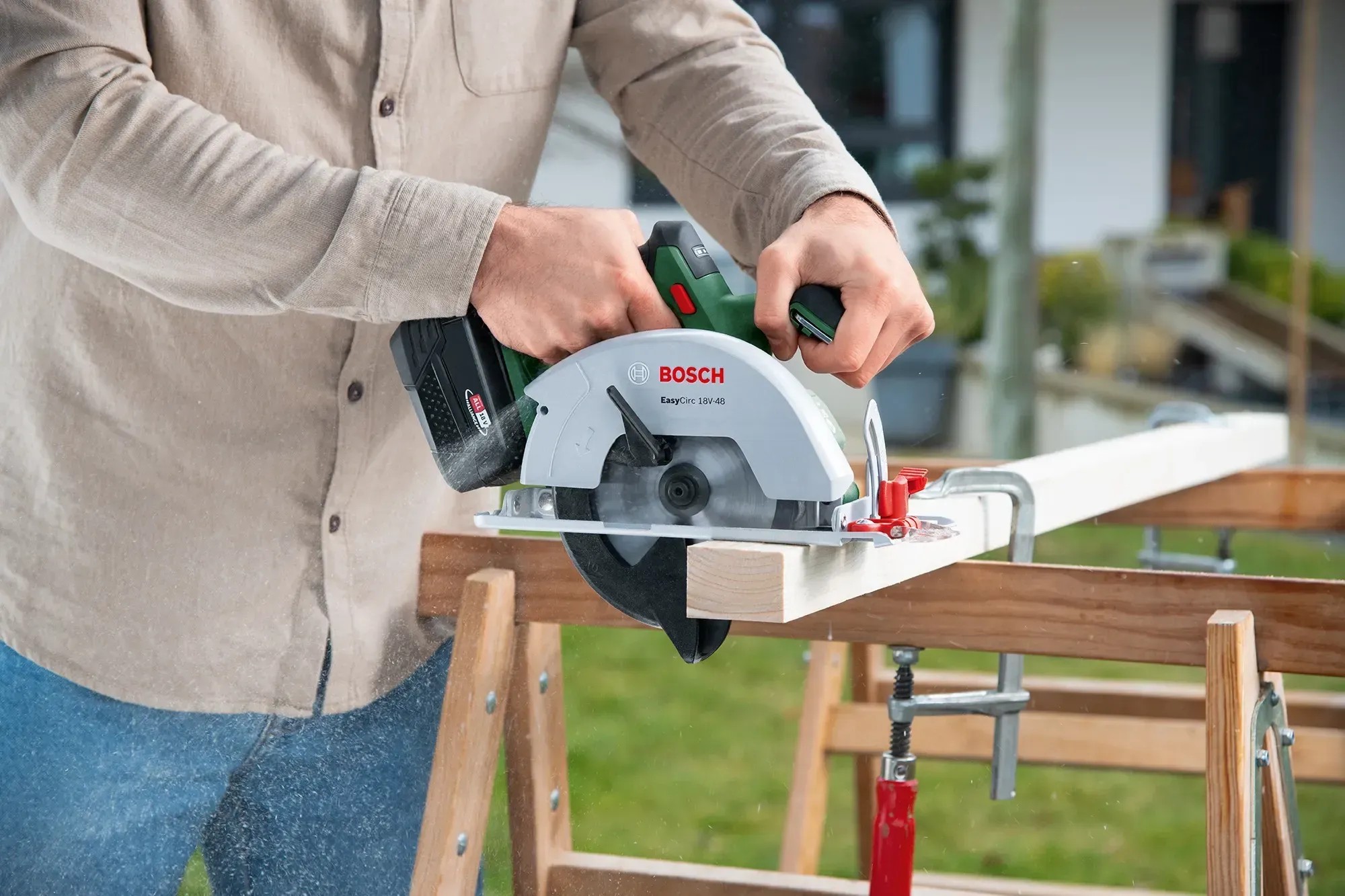 Bosch EasyCirc 18V-48 akkus kézi körfűrész használat közben, fa vágásakor. Bosch EasyCirc 18V-48 akkus kézi körfűrész használat közben, fa vágásakor.