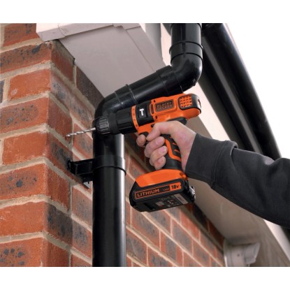 Black+Decker akkus ütvefúró-csavarozó BDCH188N Solo csőbe fúrás közben. Black+Decker akkus ütvefúró-csavarozó BDCH188N Solo csőbe fúrás közben.