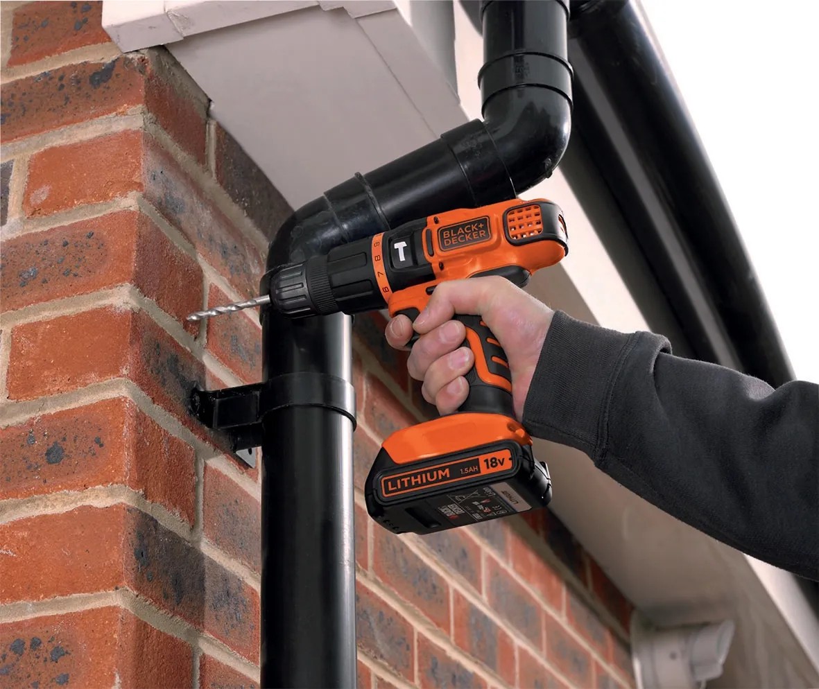 Black+Decker akkus ütvefúró-csavarozó BDCH188N Solo csőbe fúrás közben. Black+Decker akkus ütvefúró-csavarozó BDCH188N Solo csőbe fúrás közben.